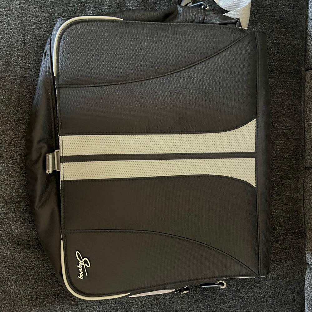 ⭐️ Firm Price ⭐️ New without tags Skyway messenger laptop bag
